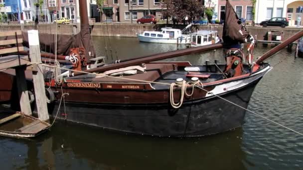 Vista al viejo barco en Delfshaven en Rotterdam, Países Bajos . — Vídeos de Stock