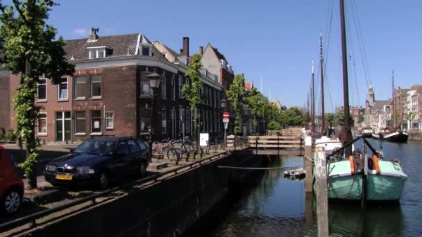 Pohled do budov a lodí na Delfshaven Rotterdam, Nizozemsko. — Stock video