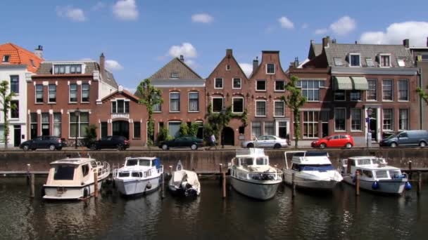 Met het oog op de gebouwen en de boten op Delfshaven in Rotterdam, Nederland. — Stockvideo