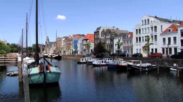 Vista a los edificios y barcos en Delfshaven en Rotterdam, Países Bajos . — Vídeo de stock