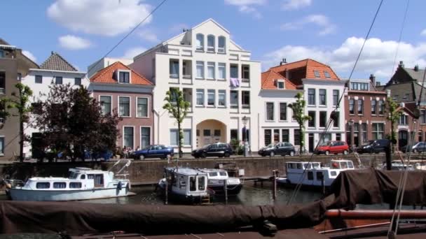 Pohled do budov a lodí na Delfshaven Rotterdam, Nizozemsko. — Stock video