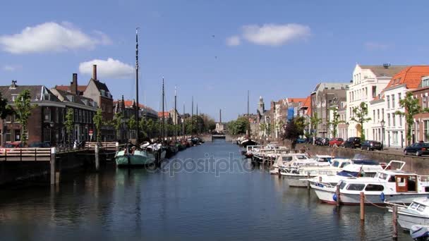 Pohled do budov a lodí na Delfshaven Rotterdam, Nizozemsko. — Stock video