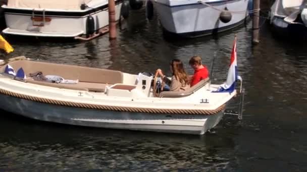 People pass by the canal with the boat at Delfshaven in Rotterdam, Netherlands. — Stock Video