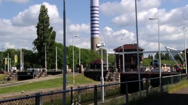 Vista para a torre Euromast em Roterdão, Países Baixos . — Vídeo de Stock