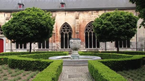 Zewnętrzna część fontanny w wewnętrznym podwórku Kościół Święty Serwacy w Maastricht, Holandia. — Wideo stockowe