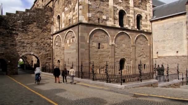 La gente camina por la calle frente a la iglesia de Saint Servatius en Maastricht, Países Bajos . — Vídeos de Stock