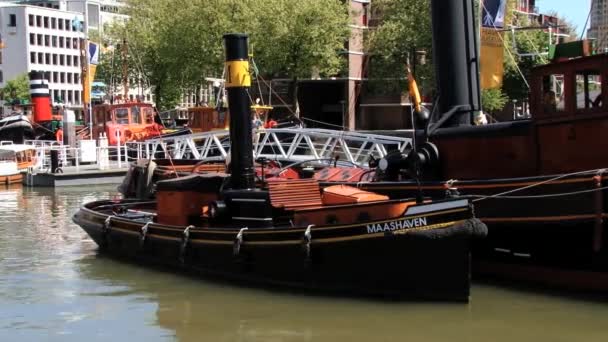 Vista al viejo barco tradicional atado en el puerto histórico de Rotterdam, Países Bajos . — Vídeos de Stock