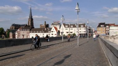 Maastricht, Hollanda Ortaçağ Saint Servatius Köprüsü tarafından insanlar yürümek.
