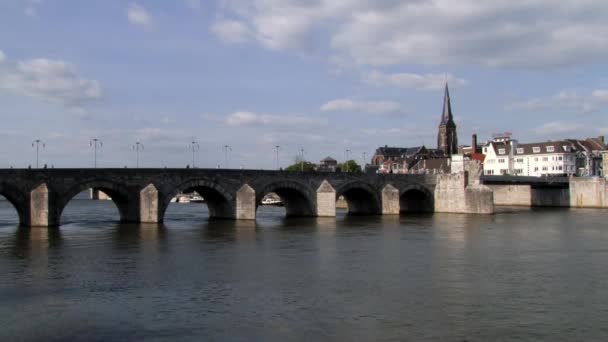 マーストリヒト、オランダで中世の聖セルヴァティウス司教座橋を表示します。. — ストック動画