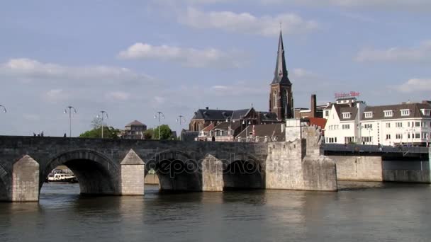 Pohled do středověkého mostu Saint Servatius Maastricht, Nizozemsko. — Stock video