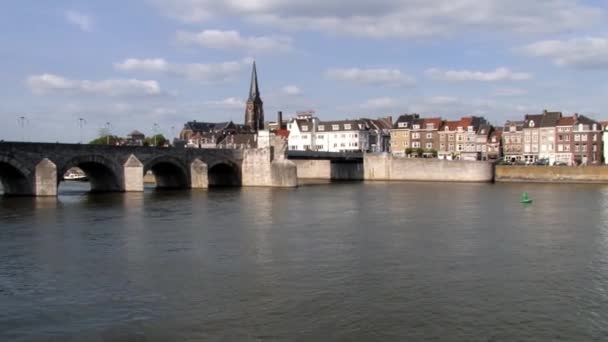 マーストリヒト、オランダで中世の聖セルヴァティウス司教座橋を表示します。. — ストック動画
