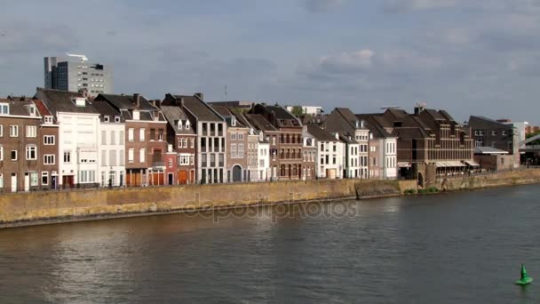 Met het oog op de historische gebouwen aan de oever van de Maas in Maastricht, Nederland. — Stockvideo