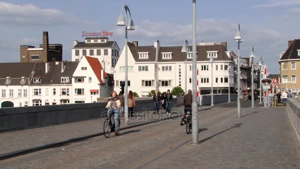 マーストリヒト、オランダで中世の聖セルヴァティウス司教座橋で歩く人. — ストック動画
