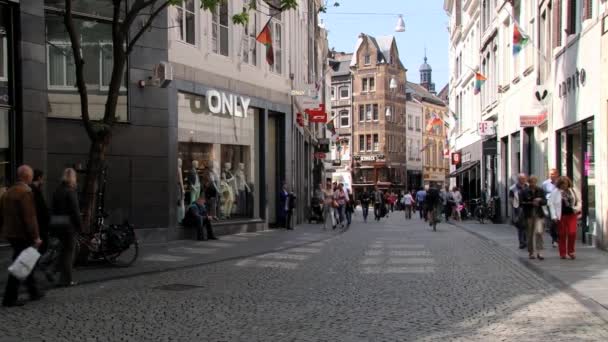 Lidé chodí na ulici, Maastricht, Nizozemsko. — Stock video