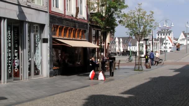 As pessoas passam pela rua em Maastricht, Países Baixos . — Vídeo de Stock