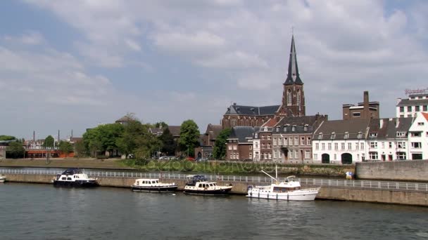 マーストリヒト、オランダのマース川のリバーサイドの歴史的建造物を見る. — ストック動画