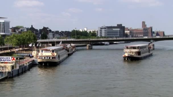 マーストリヒト、オランダのマース川でボートを表示します。. — ストック動画
