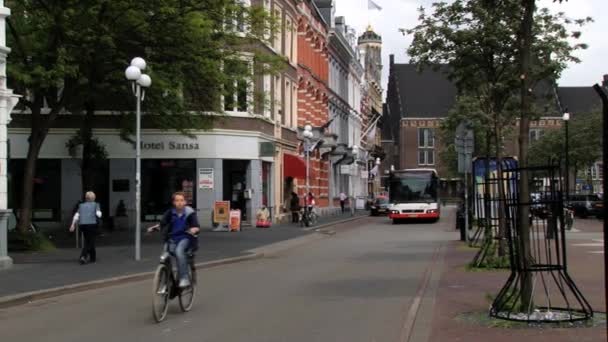 Bus passe par la rue à Maastricht, Pays-Bas . — Video