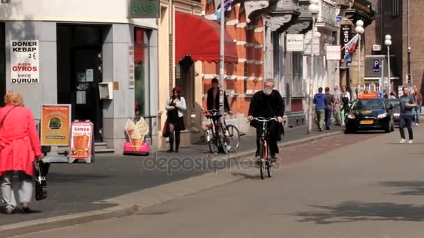 Mężczyzna jedzie rower przez ulicę w Maastricht, Holandia. — Wideo stockowe