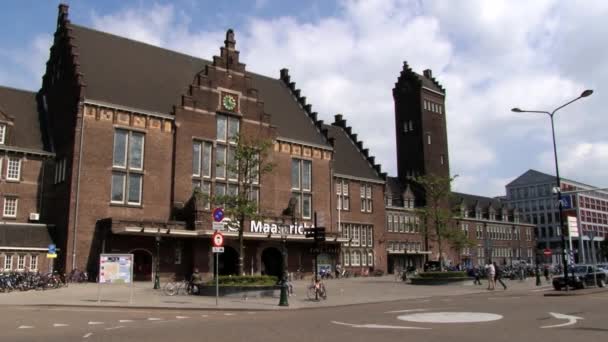 Pessoas entram no edifício da estação ferroviária em Maastricht, Países Baixos . — Vídeo de Stock