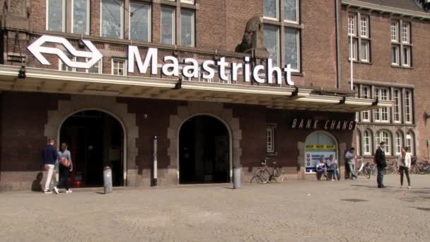 La gente entra al edificio de la estación de tren en Maastricht, Países Bajos . — Vídeos de Stock