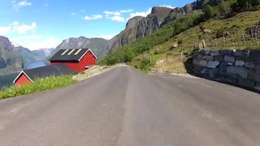 Geiranger, Norveç'te güzel kırsal tarafından bir araba üzerinden yol göster.