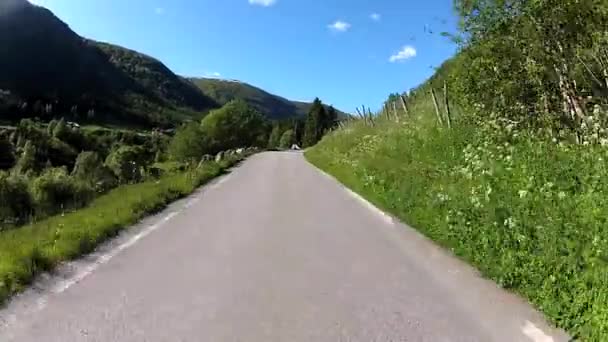 Blick auf die Straße aus einem Auto, das durch schöne Landschaft in Norwegen fährt. — Stockvideo