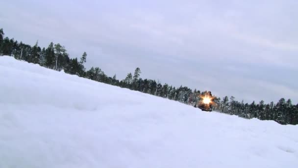 MMan їде снігоходах в місті Inari, Фінляндія. — стокове відео