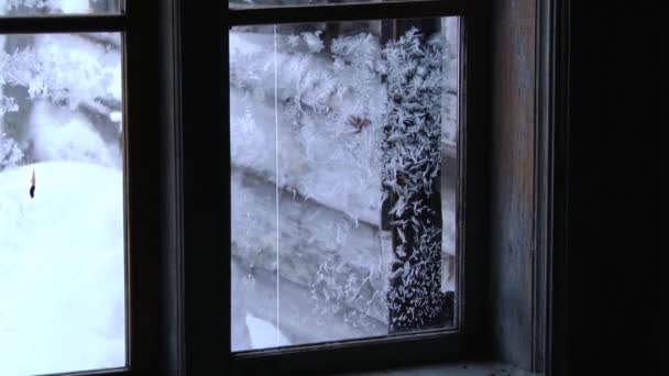 Vista para o padrão de gelo no vidro da antiga janela de madeira . — Vídeo de Stock