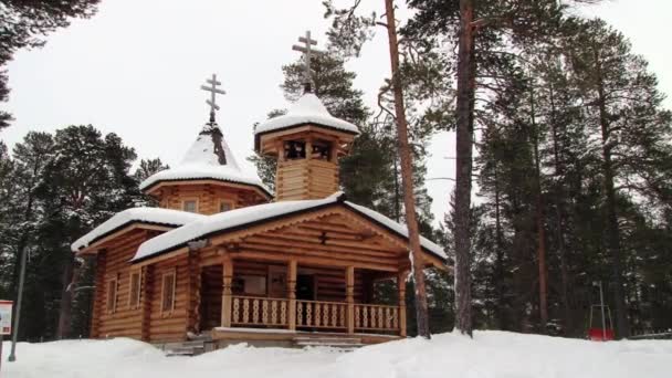 Buitenkant van de Russisch-orthodoxe kerk in Nellim, Finland. — Stockvideo