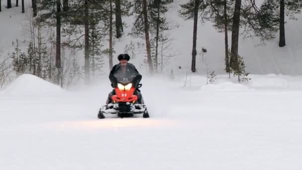 남자는 Nellim, 핀란드에서 얼어붙은 호수에 의해 설상 차 타기. — 비디오