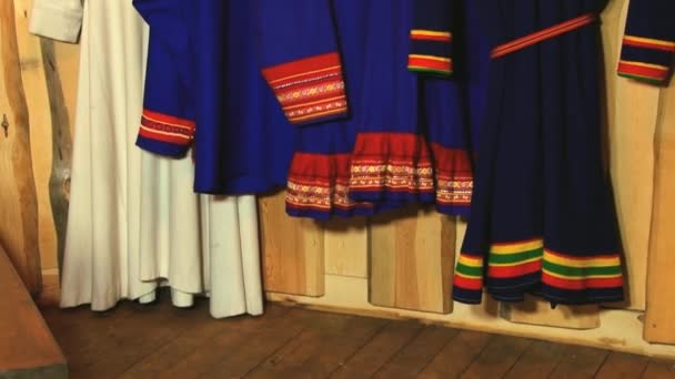 Vista al colgante en la pared vestidos tradicionales de saami para hombre y mujer en Nellim, Finlandia . — Vídeos de Stock