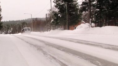 Inari, Finlandiya - 16 Şubat 2013: Arabalar buz ve Inari, Finlandiya için kar ile kaplı karayoluyla geçmek.