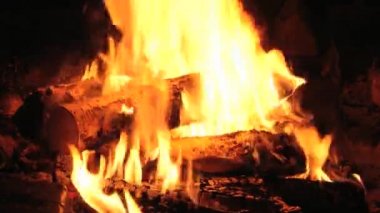 İçinde bir şömine Saariselka, Finlandiya için ahşap yakar.