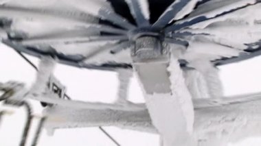 Teleferik Saariselka, Finlandiya Resort üst istasyonunda teleferik sandalyeden insanlar çıkmak.