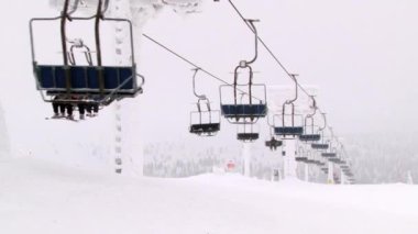 İnsanlar teleferik Saariselka, Finlandiya Resort ile yokuş yukarı git.