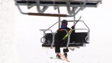Kişi teleferik Saariselka, Finlandiya Resort ile yokuş yukarı gidiyor.