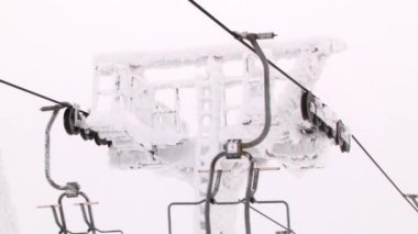 İnsanlar teleferik Saariselka, Finlandiya Resort ile yokuş yukarı git.