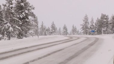 Buz ve kar Saariselka, Finlandiya için ağır kamyon taşıma ahşap geçer kış karayolu ile kaplı.