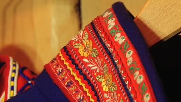 Vista para a decoração artesanal do tradicional vestido Saami mens em Nellim, Finlândia . — Vídeo de Stock