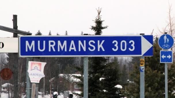 Blick auf das blaue Verkehrsschild mit Angaben zur Entfernung nach Murmansk in Ivalo, Finnland. — Stockvideo