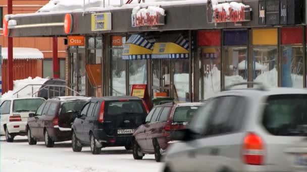 Δείτε στα αυτοκίνητα σταθμευμένα μπροστά από ένα κατάστημα στο κέντρο του Ivalo, Φινλανδία. — Αρχείο Βίντεο