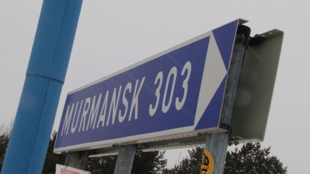 Met het oog op de blauwe verkeersbord met informatie over afstand naar Moermansk in Ivalo, Finland. — Stockvideo