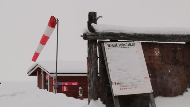 Widok na pokryte śniegiem budowanie lokalnego lotniska w Inari, Finlandia. — Wideo stockowe