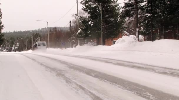 INARI, FINLANDIA - 16 DE FEBRERO DE 2013: Los coches pasan por el camino cubierto de hielo y nieve en Inari, Finlandia . — Vídeo de stock