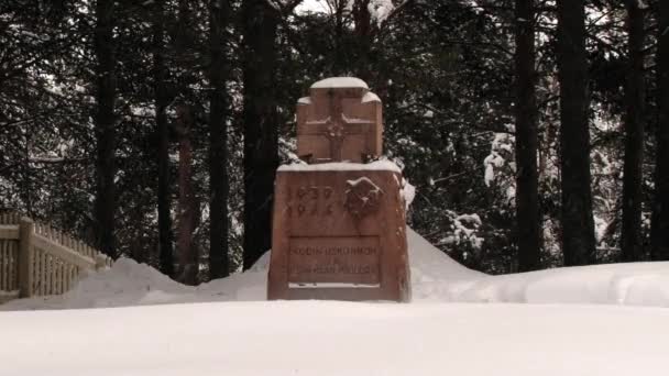 Vista al monumento a las personas asesinadas en la Segunda Guerra Mundial a en Inari, Finlandia . — Vídeo de stock
