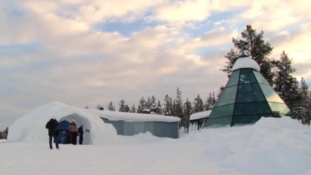 Mensen bezoeken ijs kapel in Saariselka, Finland. — Stockvideo