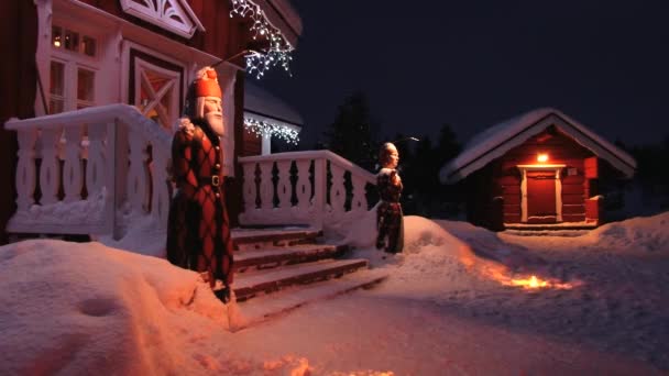 Saasriselka, Finlandiya için güzel Noel dekorasyonu ile otel kabinin dış. — Stok video
