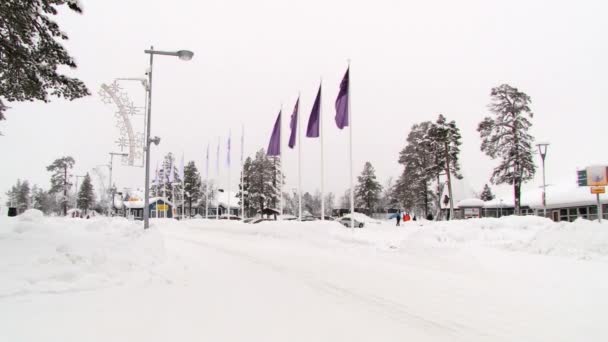 フィンランド ・ サーリセルカの路上で通過する車. — ストック動画