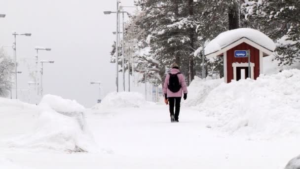 Άνθρωποι με τα πόδια από την οδό Saariselka, Φινλανδία. — Αρχείο Βίντεο